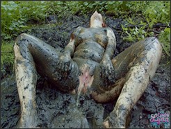 LyndraLynn – Rotkäppchen masturbiert im waldschlamm