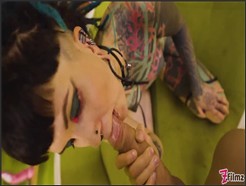 Z-Filmz – Tätowierte alte teen tief in den hals und bekommt das gesicht von ihrem punk FREUND pOV gefickt