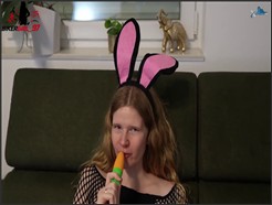 Bikergirl 97 – Osterhäschen masturbiert mit Karotten Vibrator