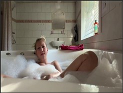 TamyTation – Versaute Milf in der Badewanne befriedigt sich selbst